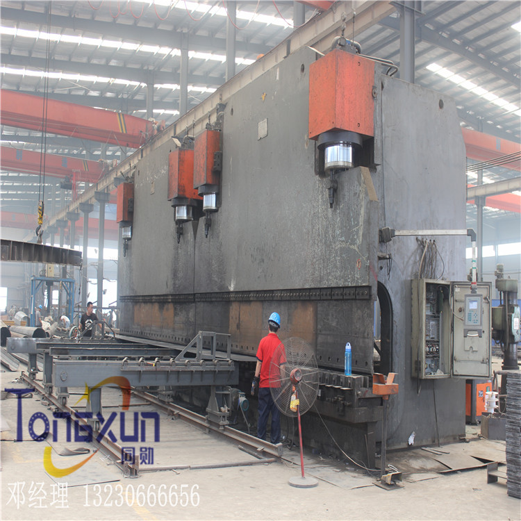 折彎機(jī)作業(yè)